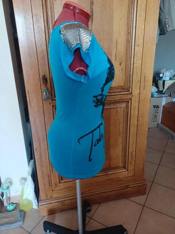 T shirt azul con cabeza de muerte negra con strass en los hombros nuevo – photo 4
